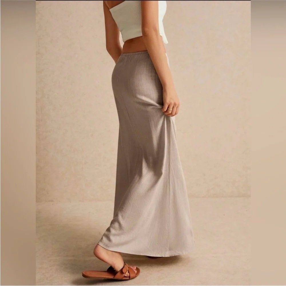 New w/out tags Boho Maxi Skirt.
Runs a bit large .
70% cotton 30% linen. - Picture 3 of 3